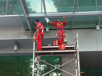 Cleaning Utilizing Aluminum Scaffold